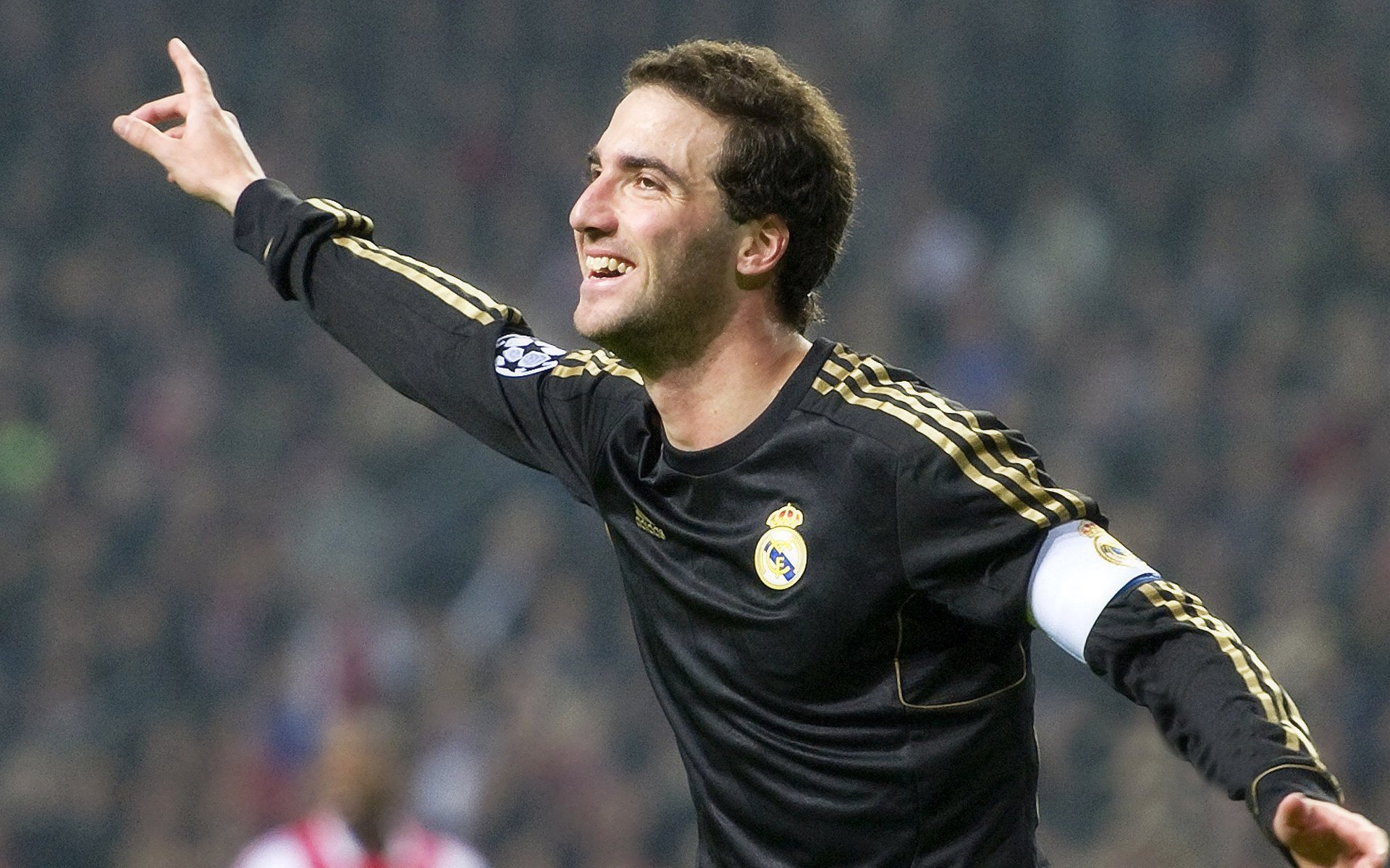 双线叙事,尤文提前终结悬念之夜,奥斯梅恩生死战接管西决