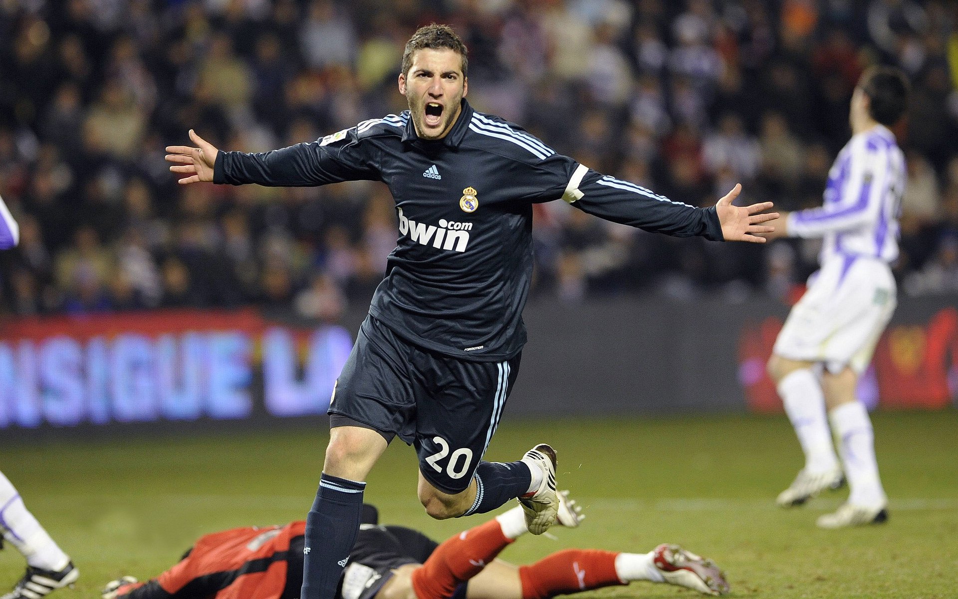 当黄黑奇迹遇见红魔意志,多特蒙德翻盘巴西与拉什福德带队取胜的双重启示